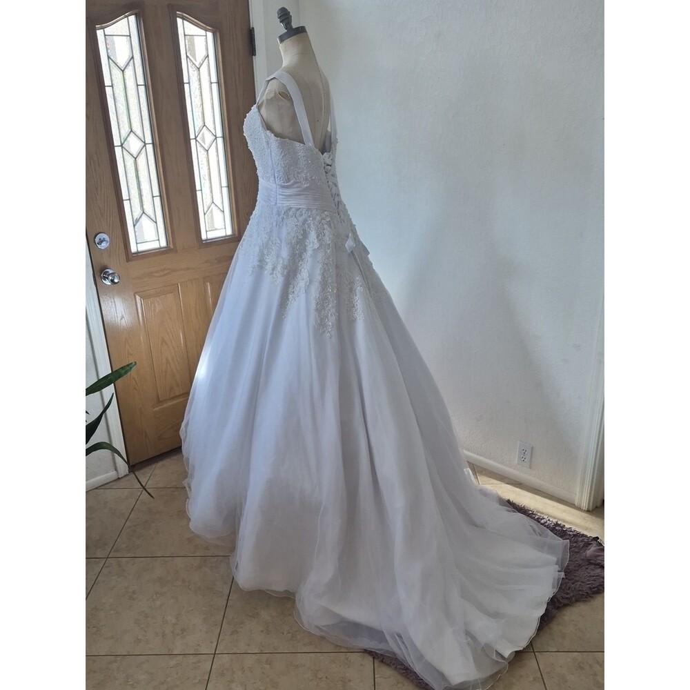 Wedding Gown with Sweetheart Neckline Voluminous Skirt with A Train Sz Large